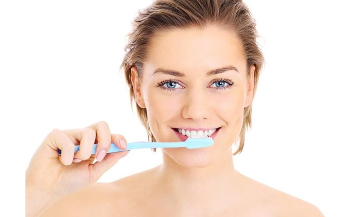 Nên đánh răng trước hay sau khi ăn sáng?